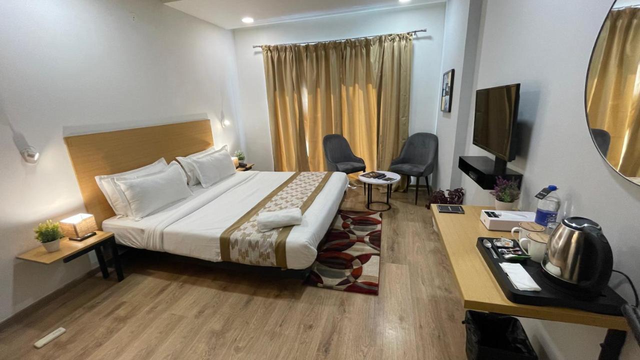 Saltstayz Express -Medicity Near Medanta Hospital Gurgaon Buitenkant foto